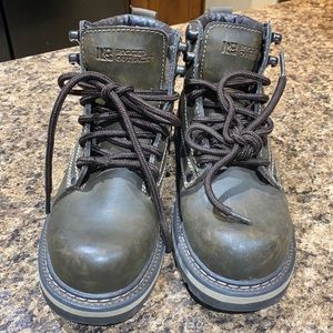 Rugged outback hiking shoes size 5